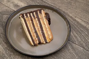 Trozo de panqueque chocolate Manjar