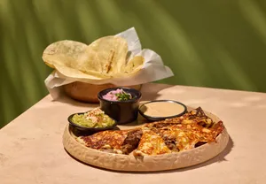 Tacos de queso encostrado