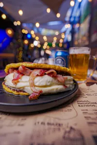 Cachapa doble mano + tocineta