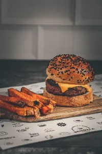 Veggie Beyond Bendita Burger con papas