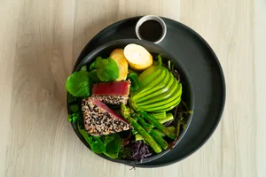 Ensalada de atún sellado