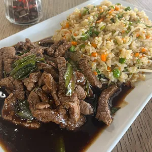 Colación 3 wantan +arroz chino con carne mongoliana