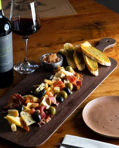 Tabla de charcuteria y quesos de seleccion