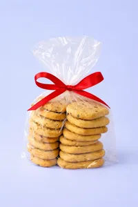 Galletas de arándanos en forma de corazón.