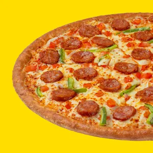 Nuestro chorizo de chillan con pimentón verde, cebolla y tomate.