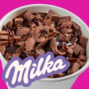 Under Ice triple chocolate hecho con Milka helado de chocolate con trozos de chocolate Milka y salsa de chocolate.