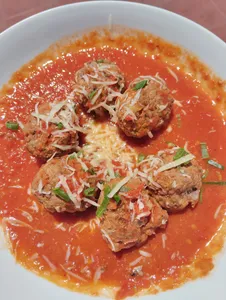 Albóndigas de vacuno en salsa pomodoro + entrada y postre.