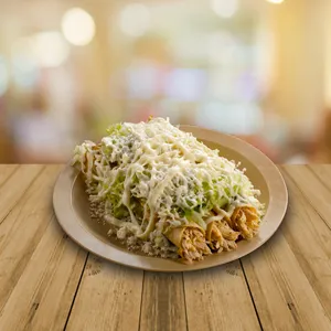 Flautas con quesillo (incluye una porción de salsa)