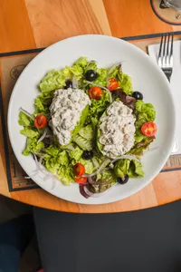 Palta Reina con Ensalada de Pollo