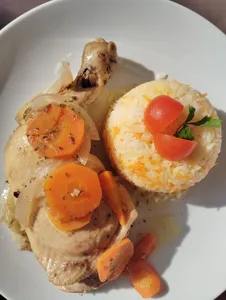 Pollo al ron + entrada y postre.