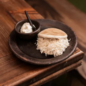 Arepa andina rellena con queso llanero