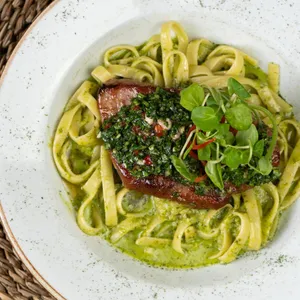Fetuccini pesto con Atún a la Parrilla