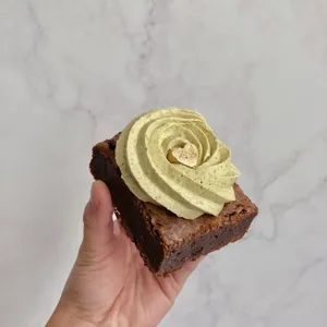 Brownie con crema de pistaches