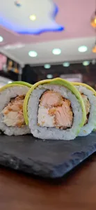 3. Salmón Furay, Queso, Envuelto en Palta