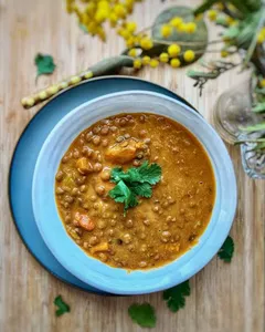 Curry de lentejas con cerdo ahumado + entrada y postre.
