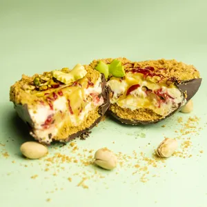 Medio huevo de Pistacho y Frambuesa