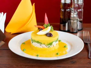 Causa Limeña rellena de pollo en salsa a la huancaina