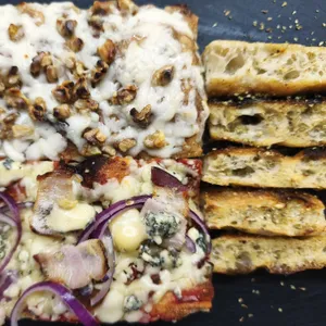 2 Pizzas + 10 Palitos Ajo