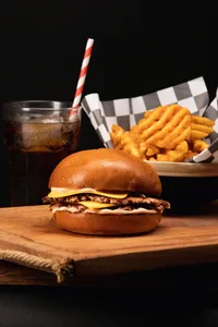 Combo Almuerzo: Royal doble queso + papas + bebida 220ml