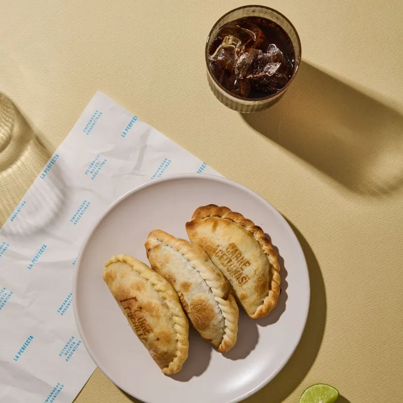 3 empanadas + bebida 3 empanadas + bebida