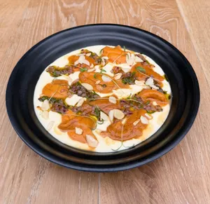 Erizos en sopa fría de almendras
