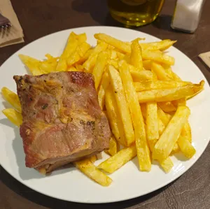 Costillar con Papas Fritas Costillar con Papas Fritas