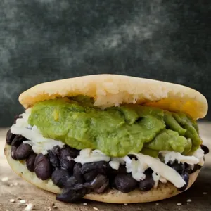 Arepa Patapata (Porotos, Queso & Palta)