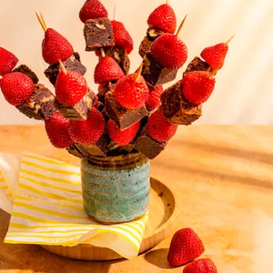 Brochetas de frutilla y brownie