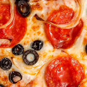 Pizza Romana con nuestro delicioso Pepperoni importado de USA, cebolla, aceitunas, queso mozzarella y salsa de tomate.