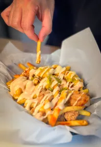 Loaded Fries con Pollo frito