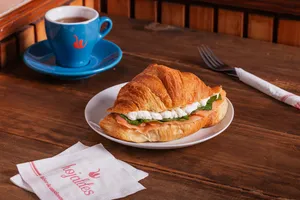Croissant Grande Salmón, Queso Crema y Rúcula