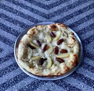 Pizza dátiles, manzana y pimienta