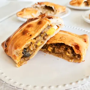 Tradicional Empanada de Pino chilena con carne y aceitunas
