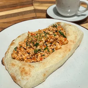 Tostada de tofu, espinaca y hogao