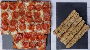 Pizza + 5 Palitos Ajo