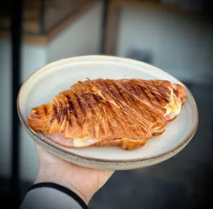 Croissant Planchadito Jamon y Queso