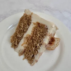 Rebanada de pastel de rol de canela