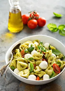 Ensalada de Pasta Caprese Con Tortellini