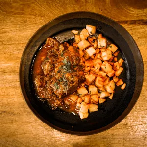 Carrilleras con patatas o ensalada mediterránea