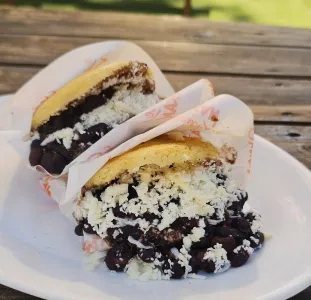 Porción Arepas dominó