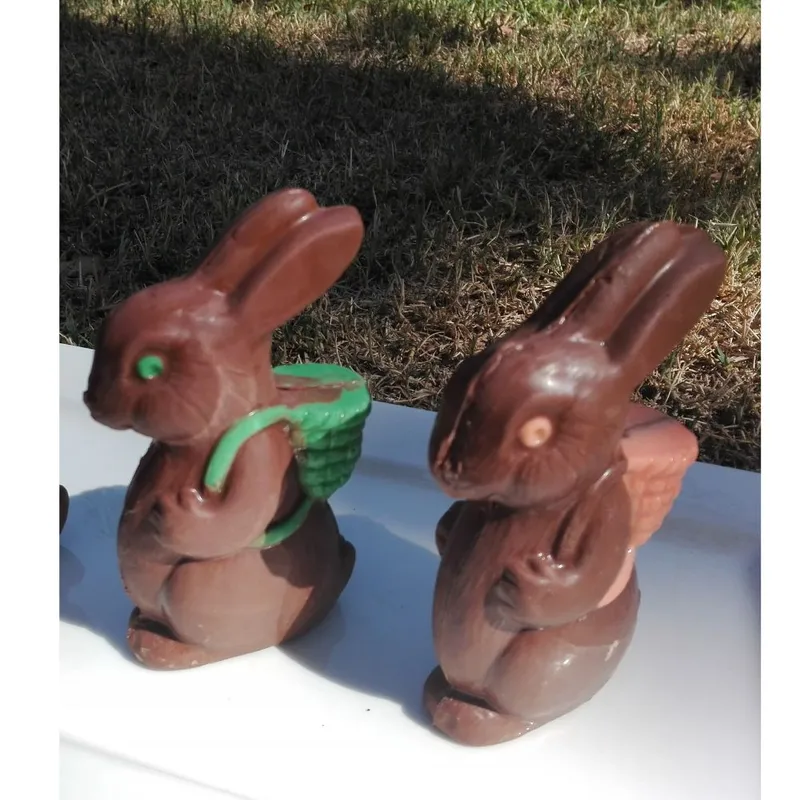 Conejita con mochila chocolate de leche