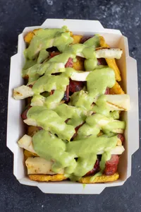 Tostones con Chorizo Parrillero & Salsa de la casa