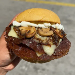 Fungi Cheese + Fries + bebida