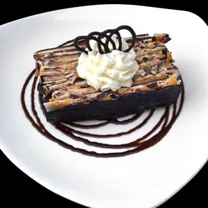 Torta finas laminas de chocolate.