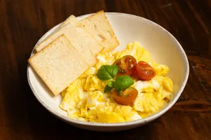 Huevos Revueltos con tocino en Tostadas