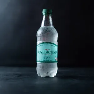 Agua mineral Benedictino con gas