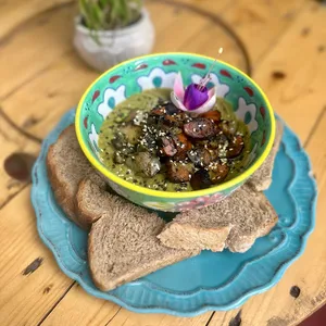 Hummus con vegetales asados