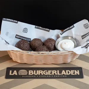 Bolitas de Carne Angus fritas con dip de Mayonesa