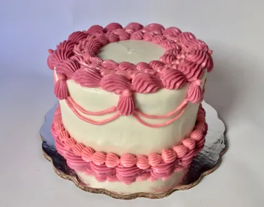 Pastel de red velvet con decoración vintage
