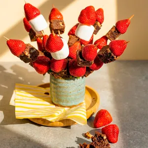 Brochetas brownie, frutilla, marshmallow